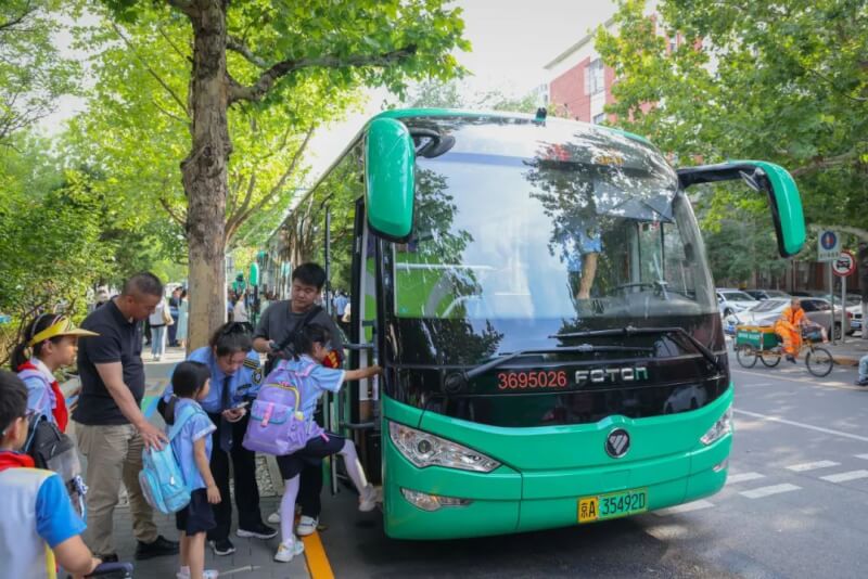 开学首日，北京市推出通学公交车服务